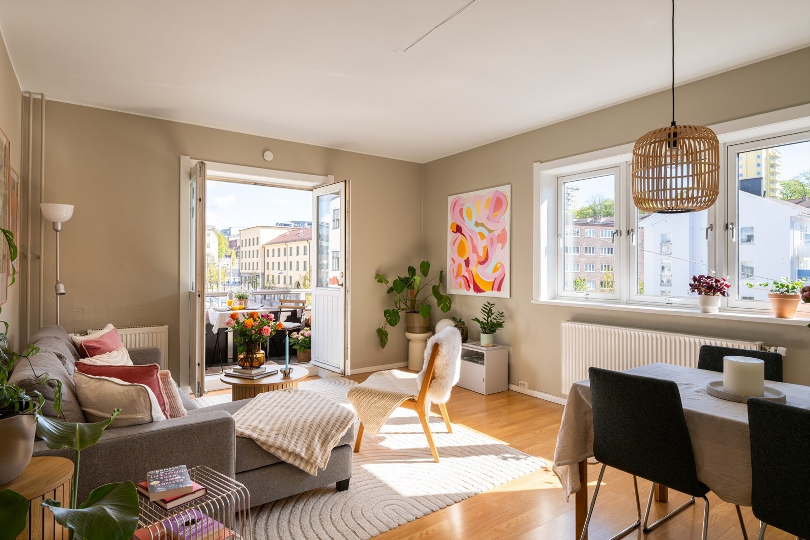 Det er god plass til både sofaarrangement med tilhørende møblement og spisebord. Galleribilde