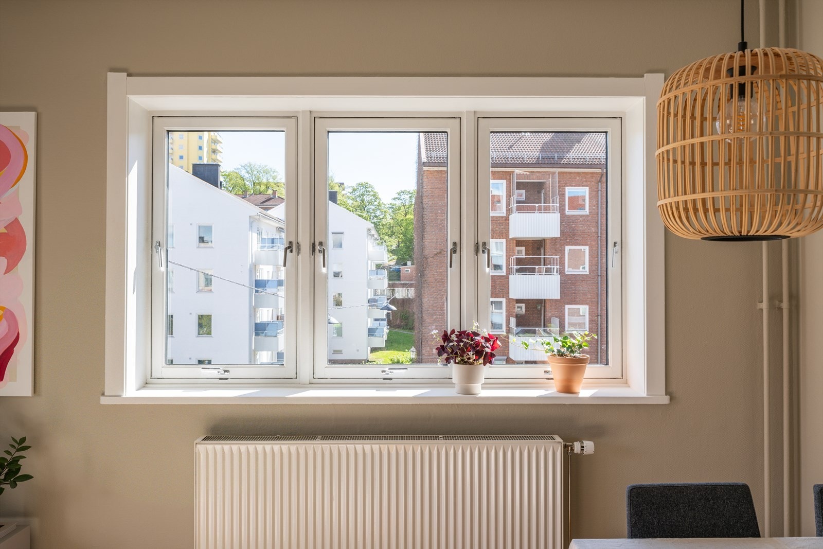 Gode vindusflater fra flere sider, sørger for at leiligheten blir fylt med naturlig dagslys. Galleribilde