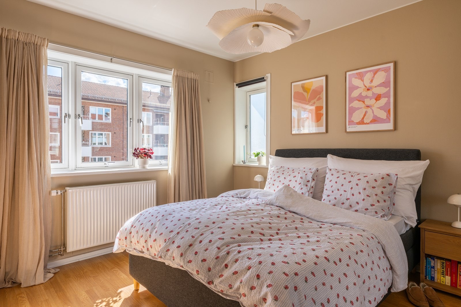Lunt og innbydende soverom malt i en varm og moderne beige-tone. Galleribilde