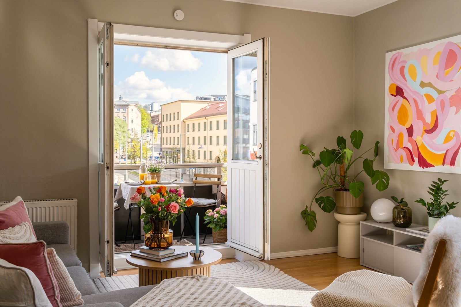 En lys, romslig og sentralt beliggende 2-roms leilighet med urban utsikt over Carl Berner. Galleribilde