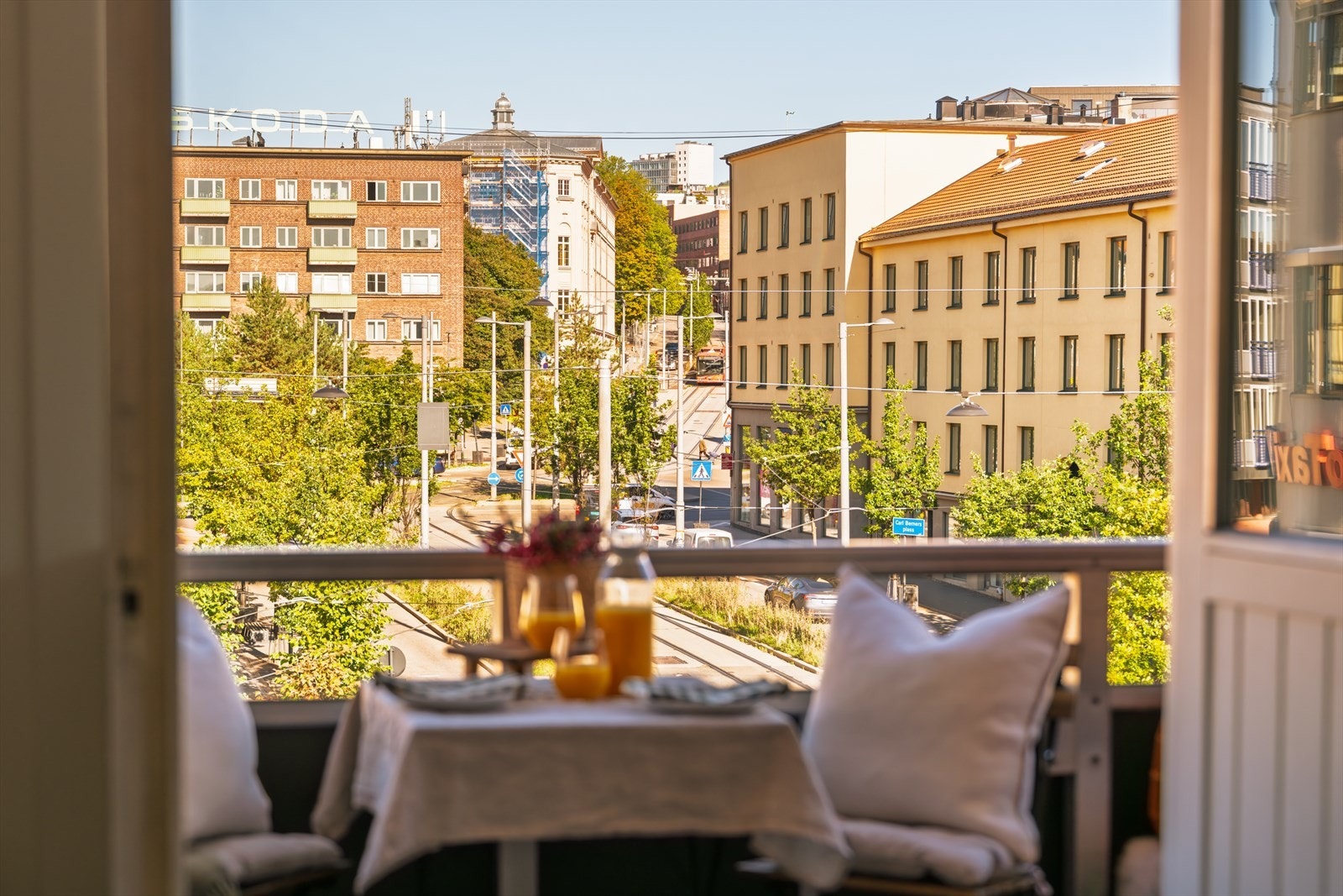 Balkongen har plass til sittegruppe, grill og beplantning, og er den perfekte plassen å nyte et urbant utsyn sammen med en varm kaffekopp eller bedre middag. Galleribilde