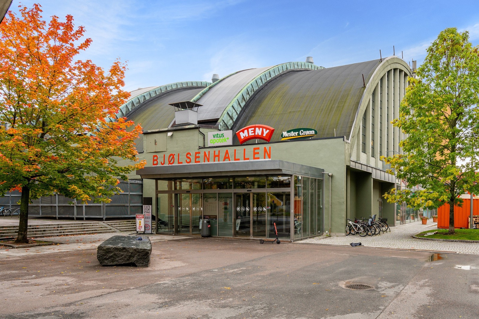 Nærområdet - Bjølsenhallen inneholder stor innendørs idrettshall, apotek og et stort matvarehus. Galleribilde