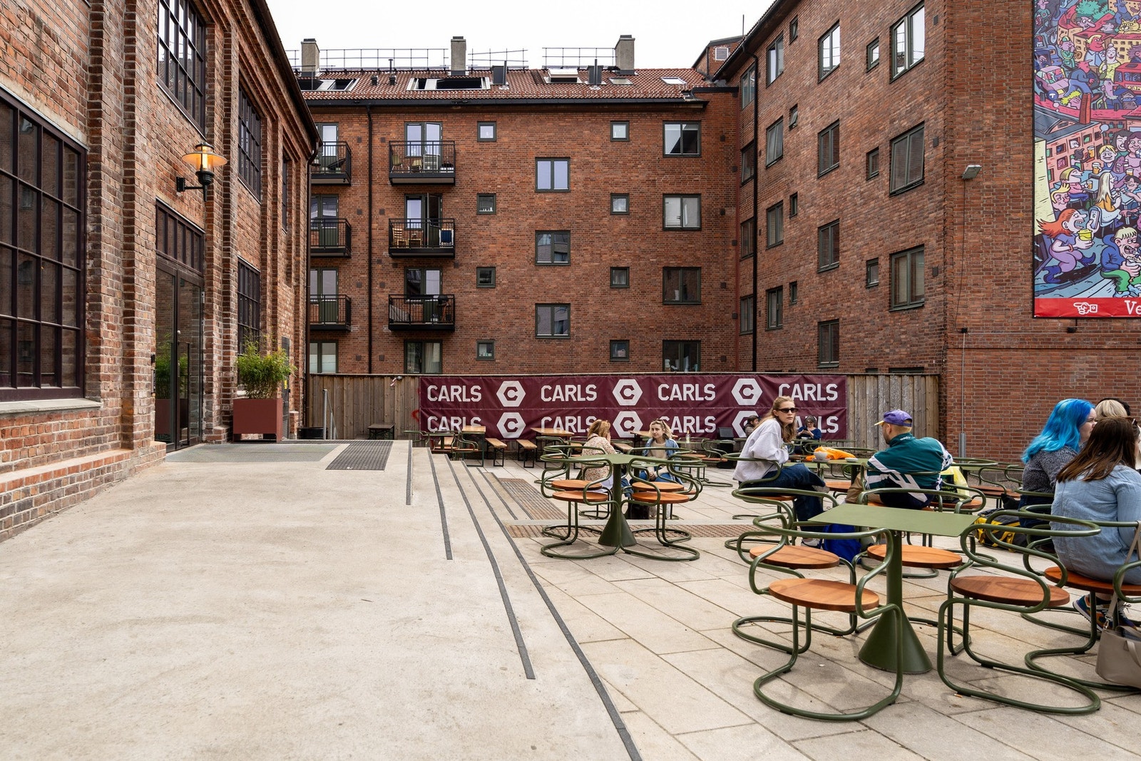 Fra boligen kan du gå tørrskodd til det populære utestedet Carl's. Et naturlig samlingspunkt i området. Galleribilde
