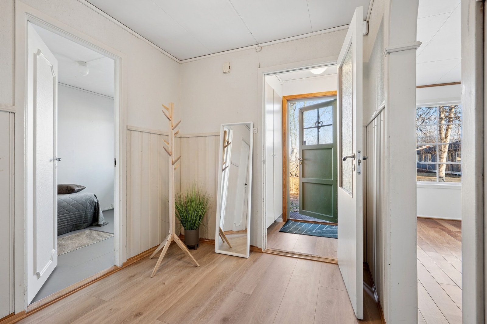 Lys entré med adkomst til ett av soverommene og videre inn i gangen. Galleribilde