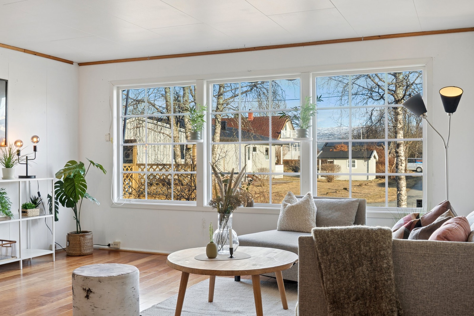 Fra stuen er det utsyn over nabolaget og hagen. Galleribilde