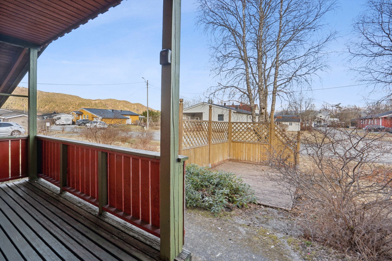 Ved inngangspartiet er det en markplatting på cirka 11 m² med levegger i tre. Galleribilde