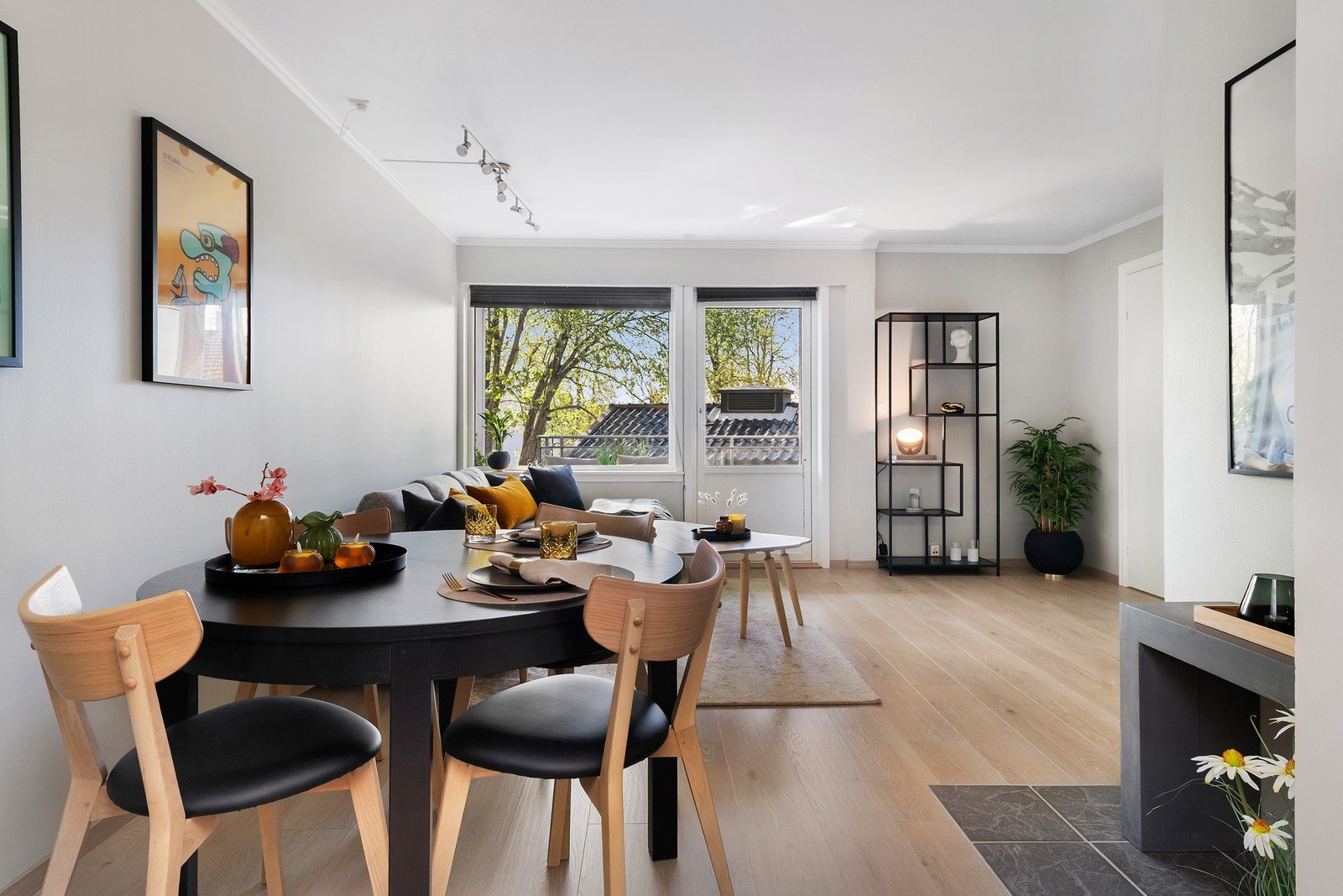 Stuen har god plass sofagruppe og spisegruppe. Galleribilde