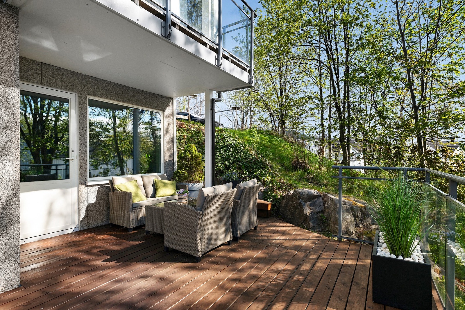 Fra stuen er det utgang til flott markterrasse. Galleribilde
