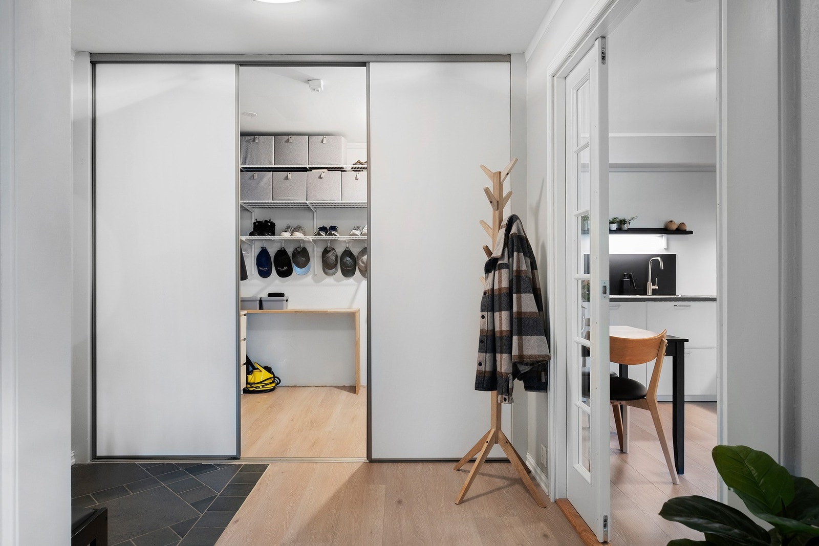 Stor skyvedørsgarderobe/bod ved entré. Galleribilde