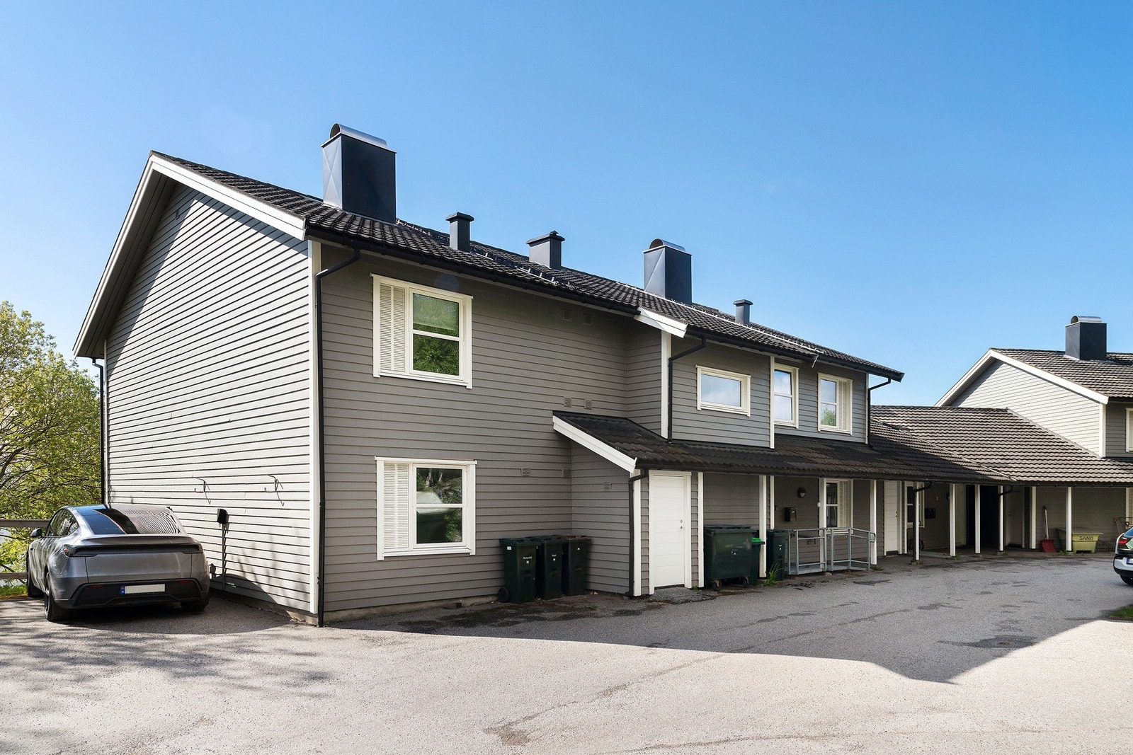 Inngangspartiet til leiligheten ligger på nordsiden av bygget. Galleribilde