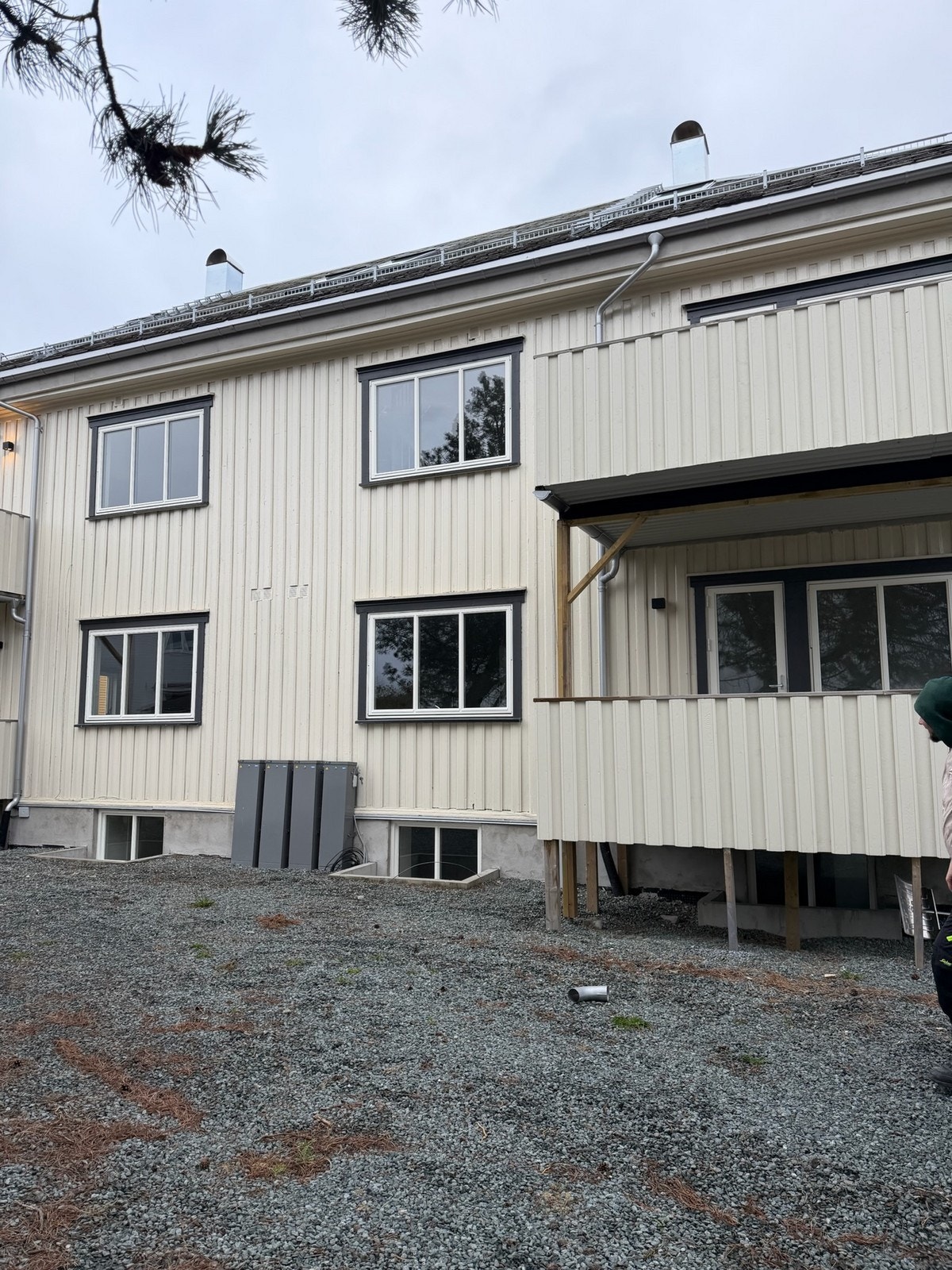 Velholdt fasade med store vindusflater som sikrer godt lysinnslipp Galleribilde