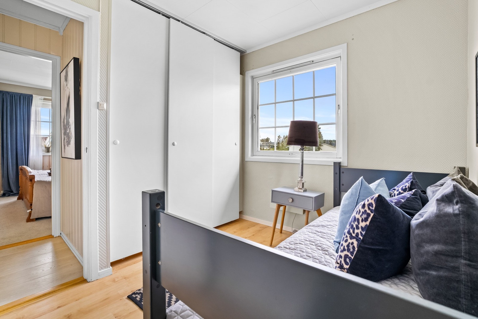 To av soverommene har integrerte garderobeløsninger, mens det tredje har god plass til etablering av garderobe etter behov. Galleribilde
