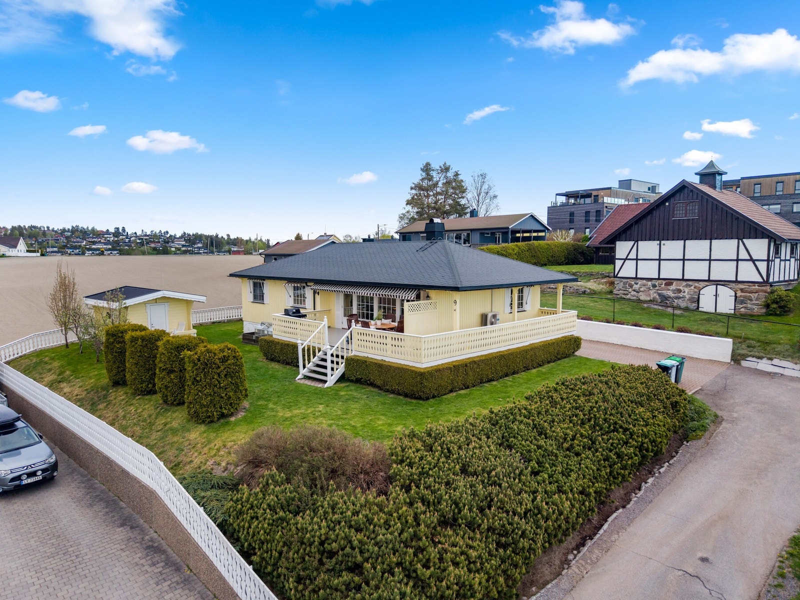 Boligen har en praktisk og barnevennlig planløsning over to plan med 2 bad, 3 soverom, 2 stuer, separat toalettrom og rikelig med bodareal. Galleribilde