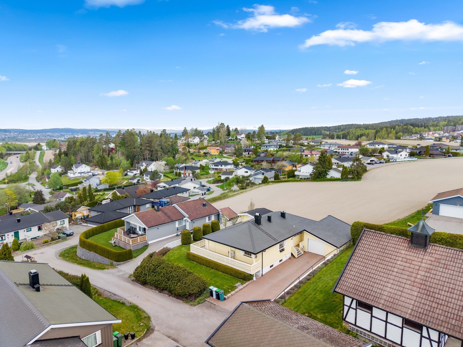 Fra boligen er det kort og trygg vei til sentrum, som du når på ca. 10 minutter til fots.
Til Hovinhøgda barneskole er det rundt 500 meters gange, og du kan følge sammenhengende sykkelveier helt fram til Østersund ungdomsskole. Galleribilde