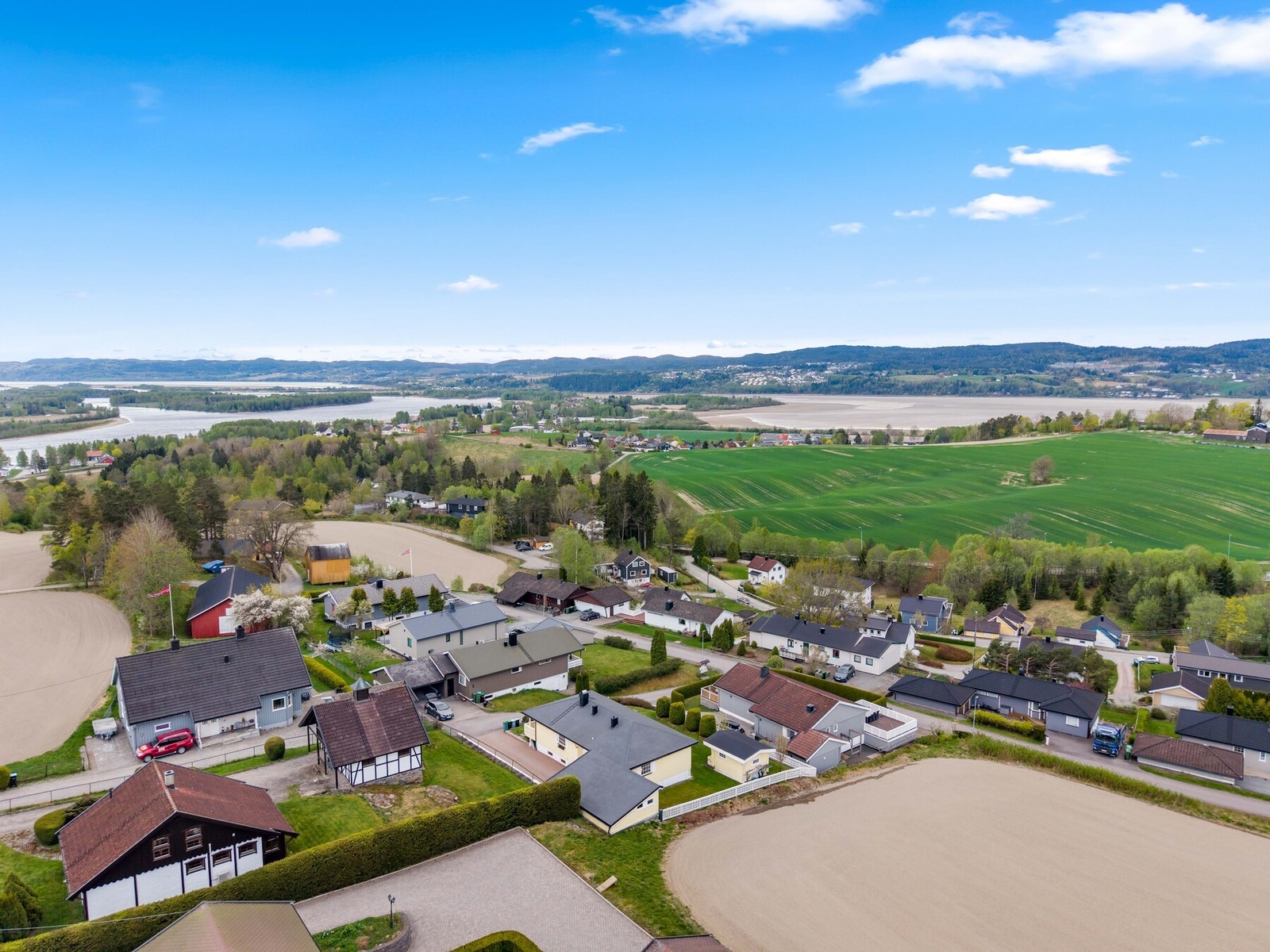 Boligen har også gode forbindelser til Lillestrøm og Oslo.
Tog fra Fetsund stasjon tar ca. 7 minutter til Lillestrøm og 19 minutter til Oslo S.
Med bil tar det ca. 12 minutter til Lillestrøm, 16 minutter til Strømmen, 27 minutter til Oslo sentrum og 33 mi Galleribilde
