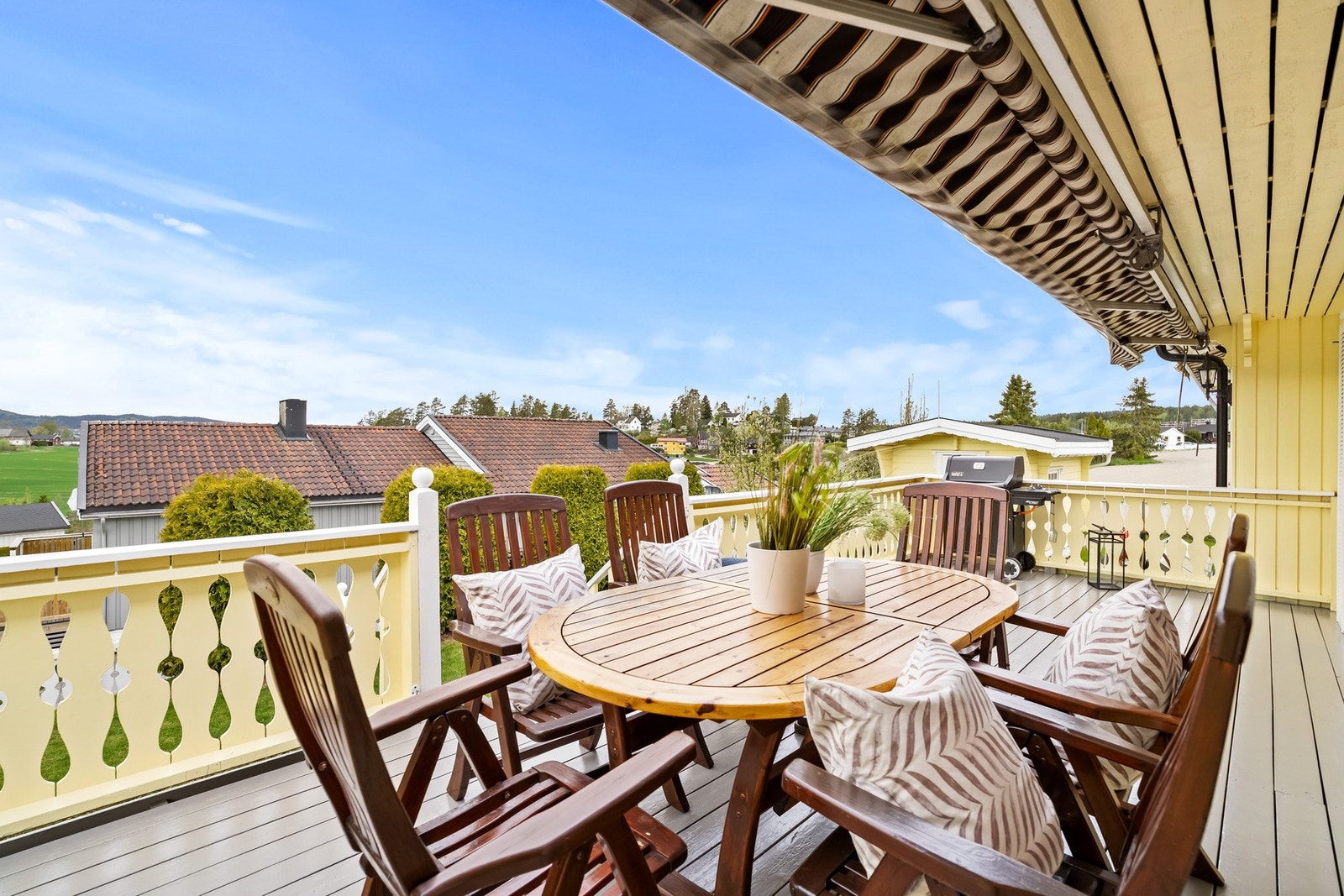 Fra stuen er det utgang til en veranda på ca. 41 kvm, som blir en naturlig forlengelse av stuen på sommerhalvåret. Galleribilde