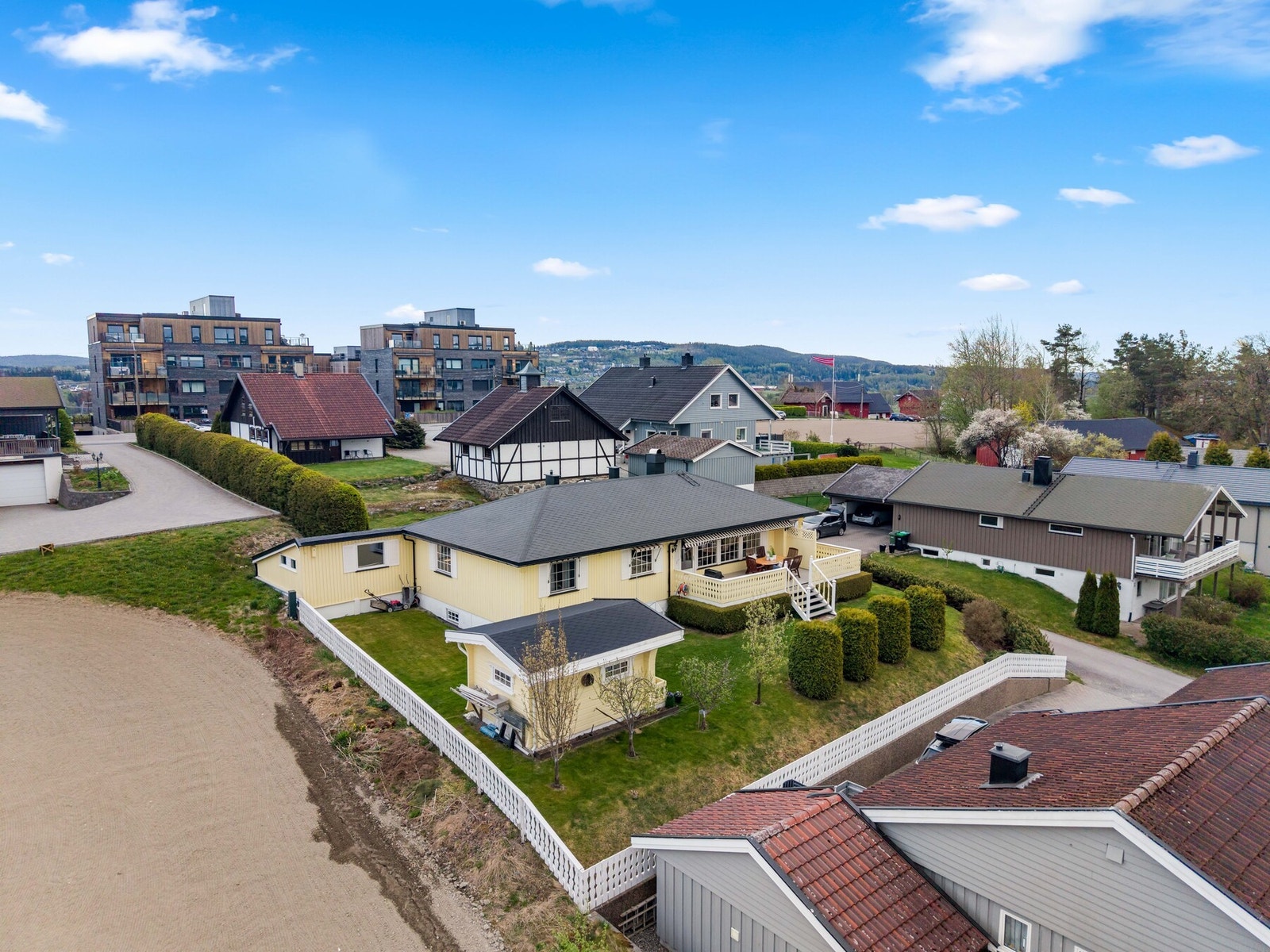 Hellefaret 9 ligger i et attraktivt og barnevennlig boligområde på Gardertoppen. Dette gir deg enkel og rask adkomst. Galleribilde