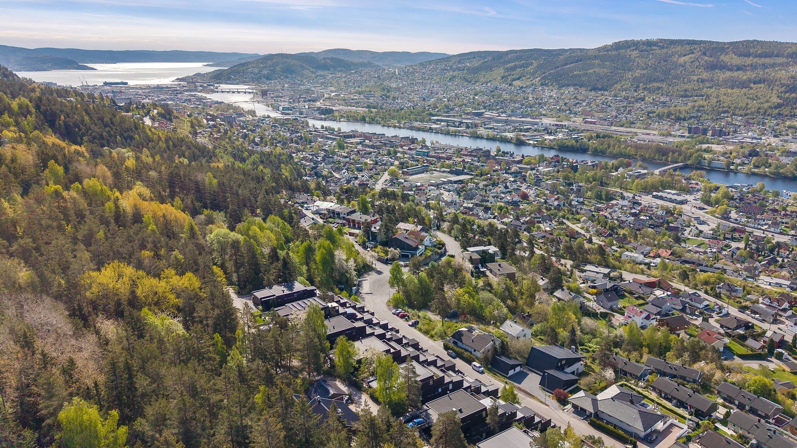 Boligen har en ettertraktet og barnevennlig beliggenhet øverst på Åssiden, i et stille og veletablert boligområde preget av variert eneboligbebyggelse og rolig atmosfære Galleribilde