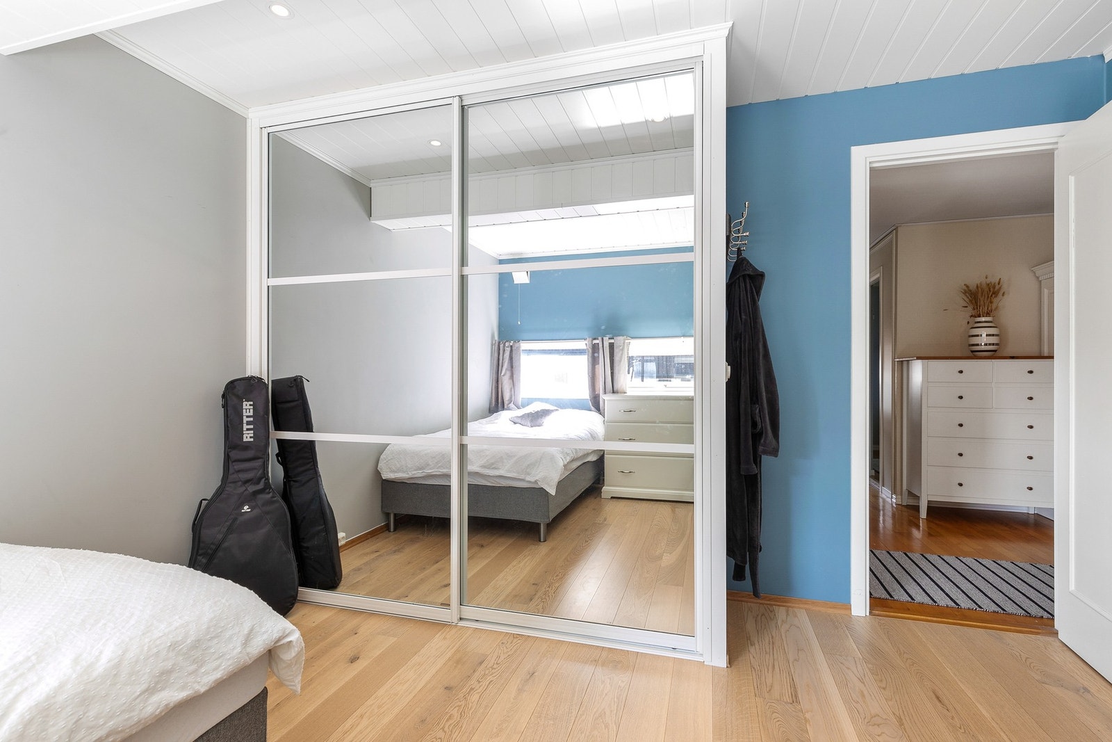 Hovedsoverommet har nyere overflater med laminatgulv, malte vegger og himling med panel og integrerte downlights Galleribilde