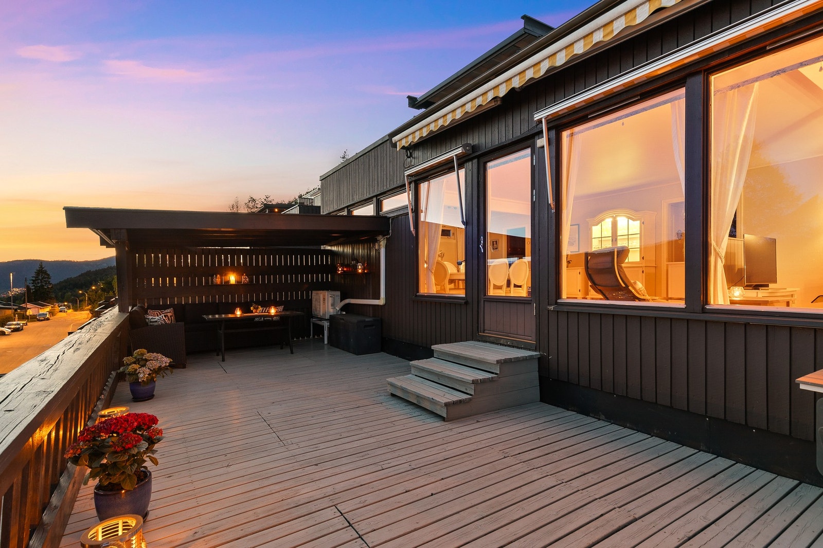 Terrassen er på ca. 31 kvm og har fin plass til diverse utemøblement og grill Galleribilde