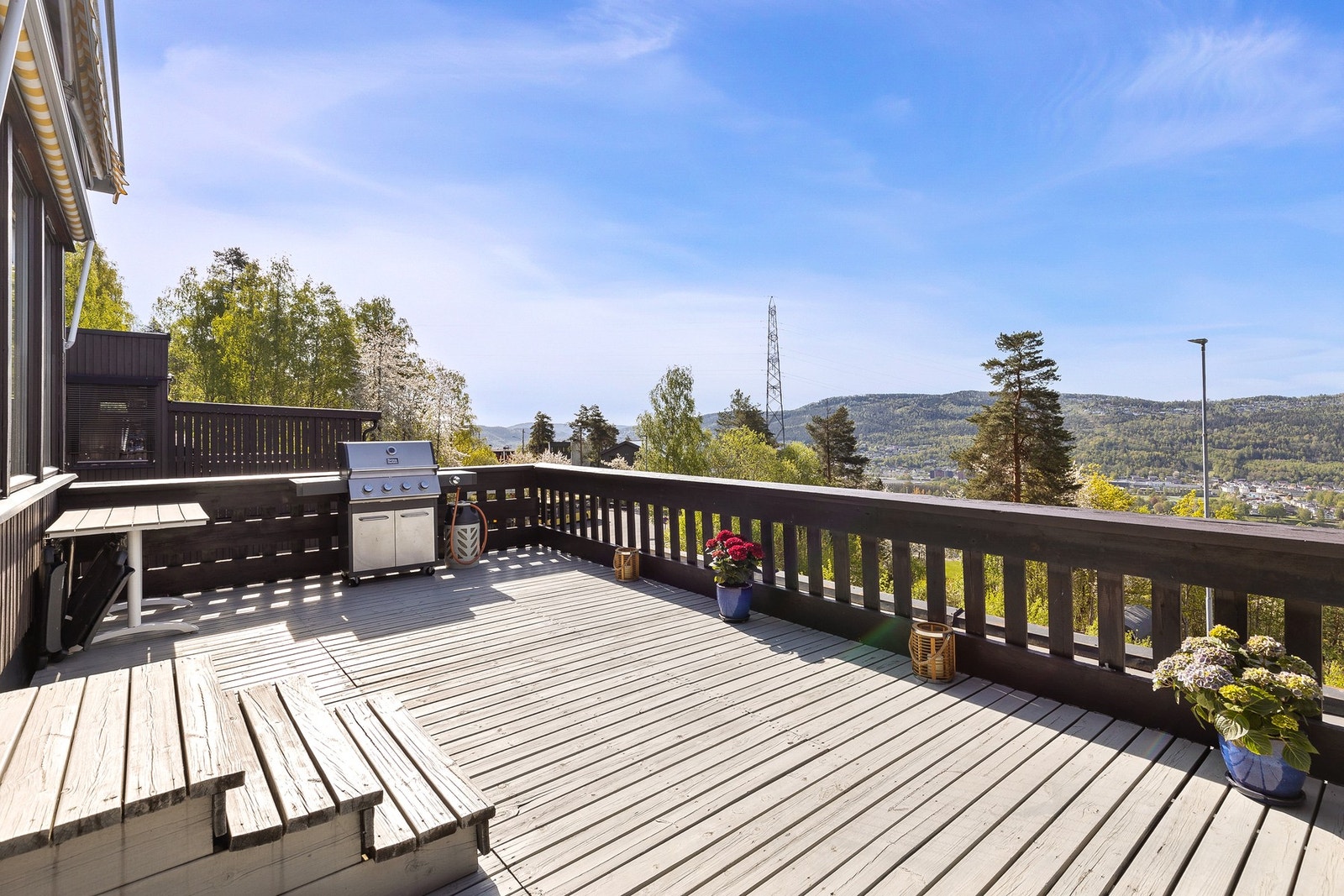 Terrassen er oppført i trekonstruksjon og har rekkverk med stående bord Galleribilde