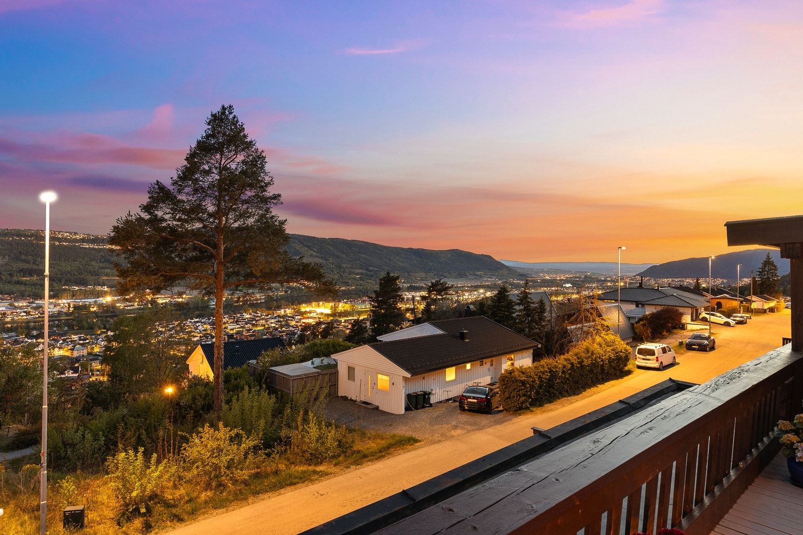 Dette er en stor og lys 4-roms selveier terrasseleilighet med attraktiv og barnevennlig beliggenhet øverst på Åssiden Galleribilde