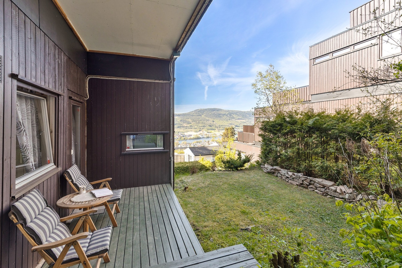 Terrasseplattingen er på ca. 13 kvm og oppført i trekonstruksjon Galleribilde