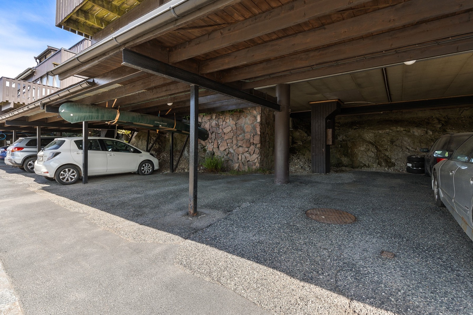 Seksjonen disponerer to p-plasser etter hverandre i felles carportrekke under 8A. Det er montert elbillader Galleribilde