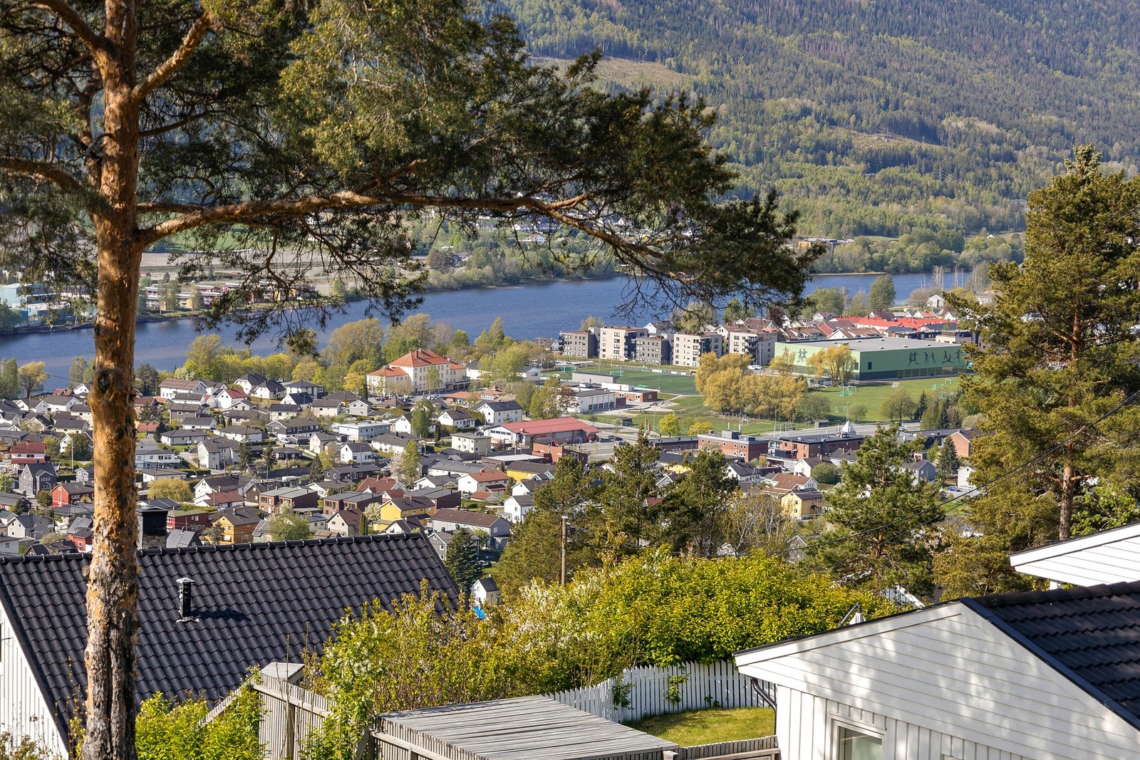 Fantastisk utsikt over Åssiden og mot Mjøndalen Galleribilde