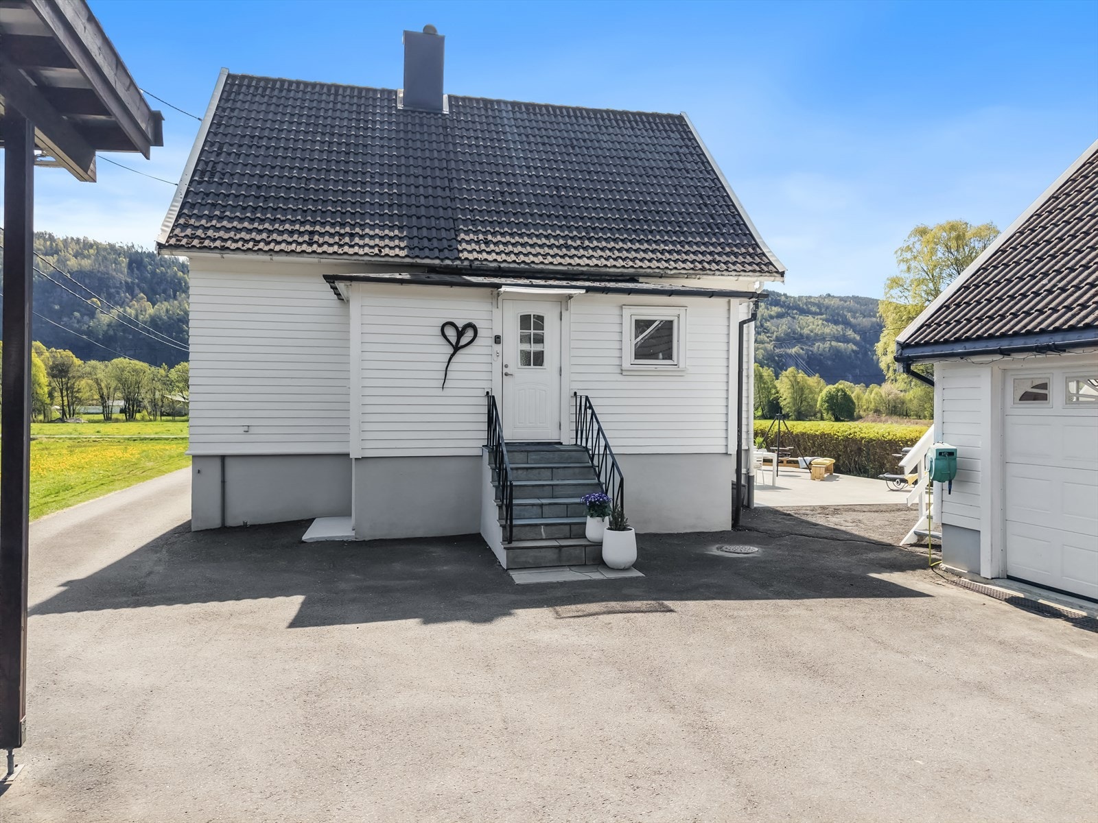 Asfaltert gårdsplass og innkjørsel Galleribilde