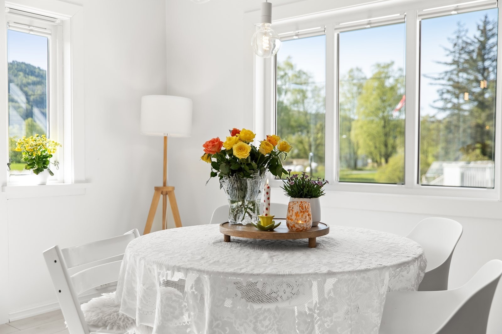 Plass til spisebord like ved kjøkkenet. Galleribilde