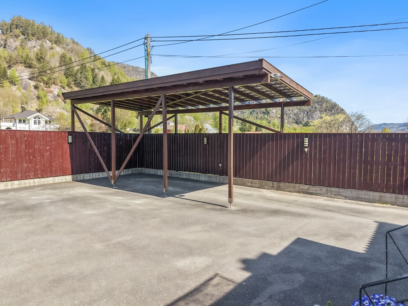 Carport med god takhøyde. Galleribilde