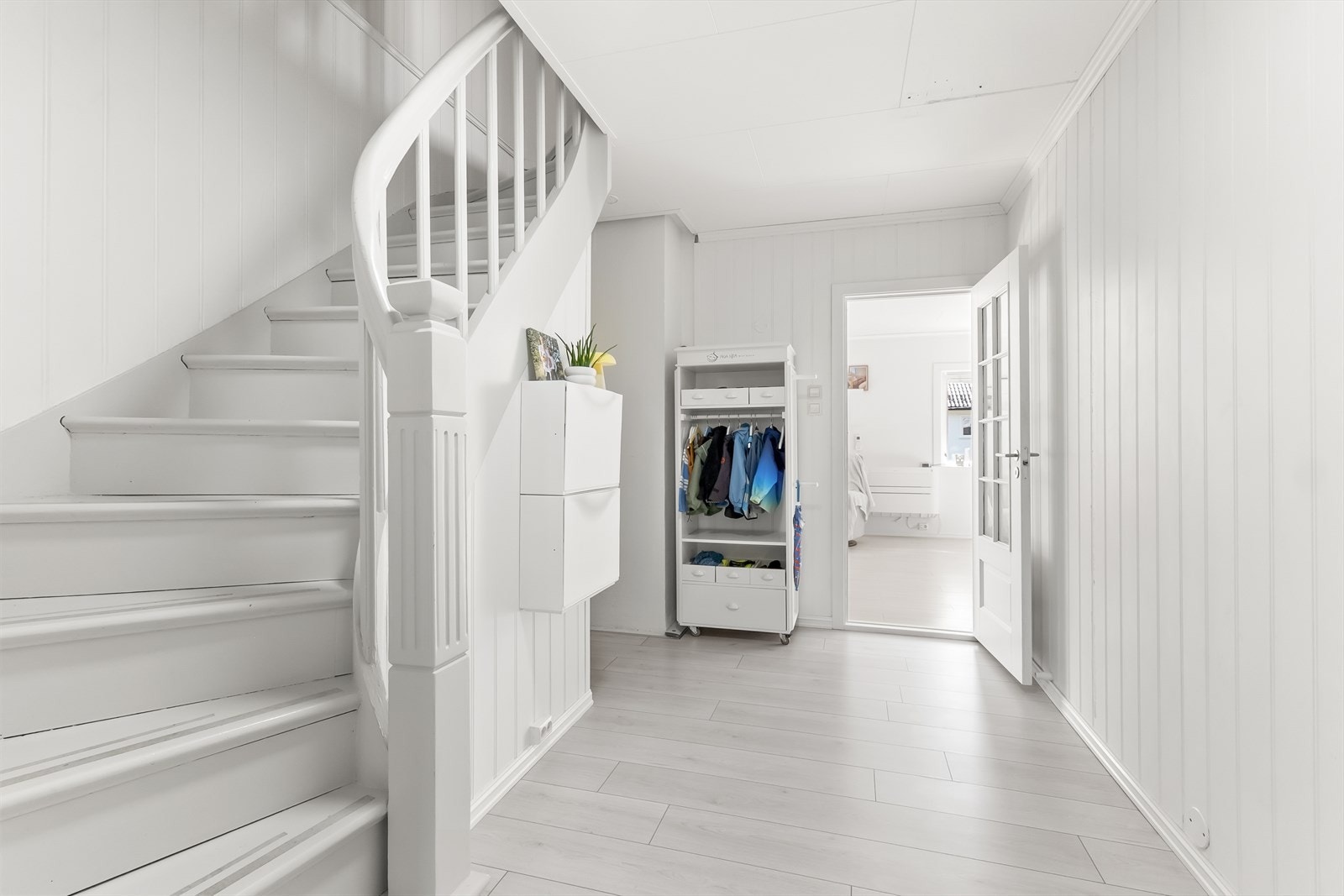 Fra inngangsparti mot stue og trapp til loft og kjeller. Galleribilde