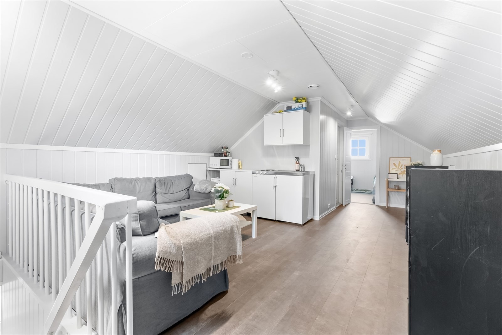 I følge byggetegninger er det ikke søkt godkjent innredet loft over verkstedet. Galleribilde