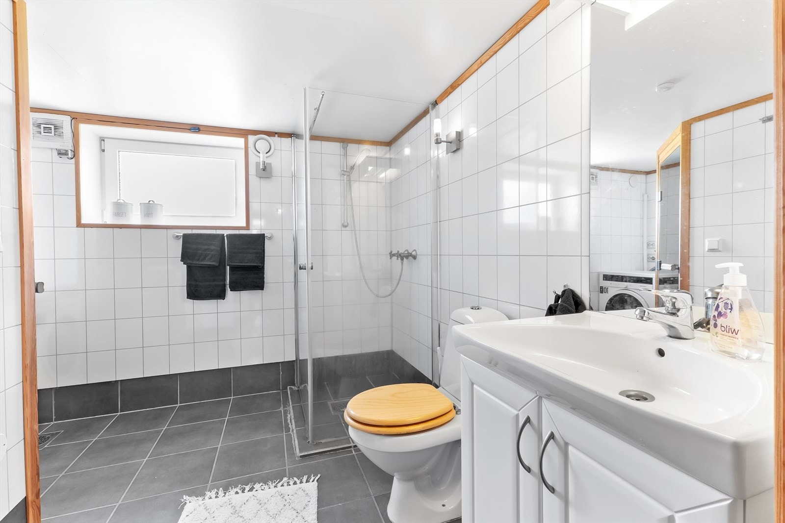 Bad/ wc med baderomsplater på vegger og flislagt gulv. Galleribilde