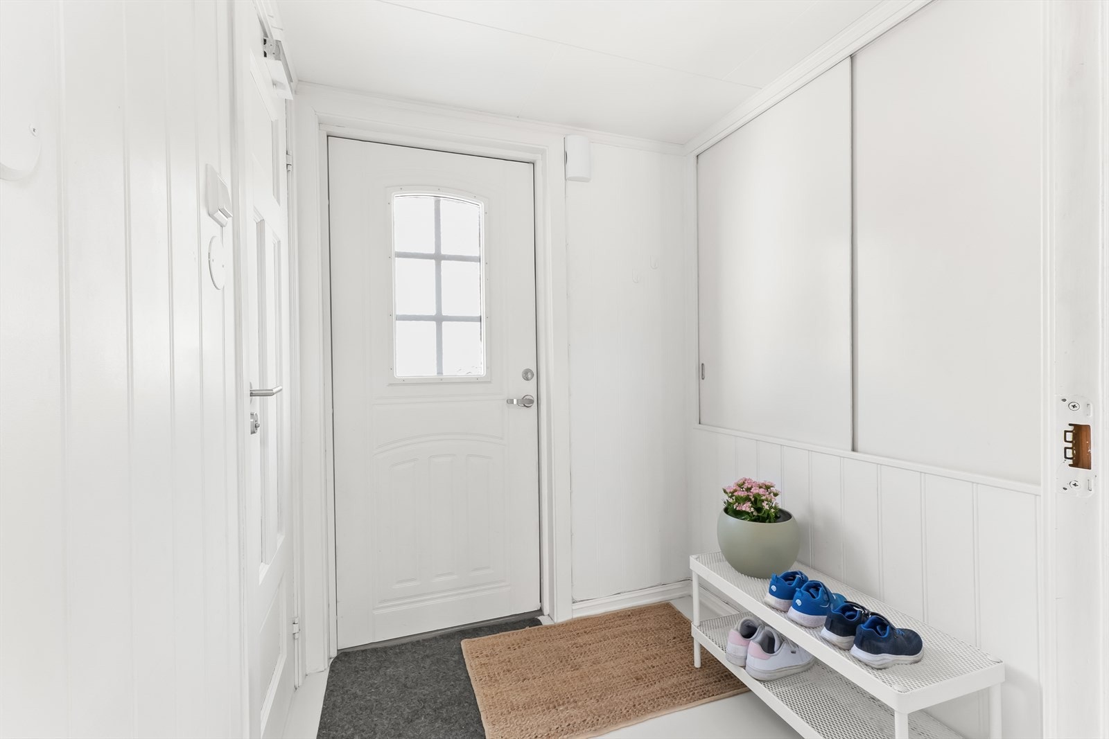 Inngangsparti med god plass for yttertøy. Galleribilde