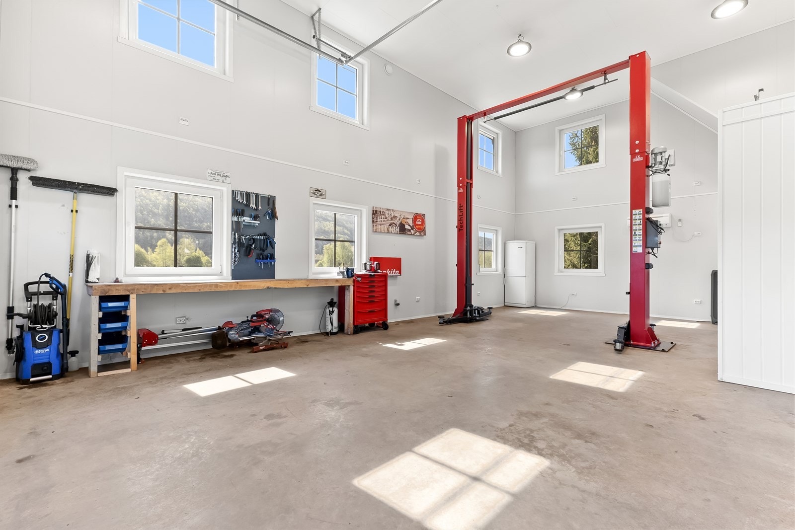 Det er ca. 5 meters takhøyde. Galleribilde