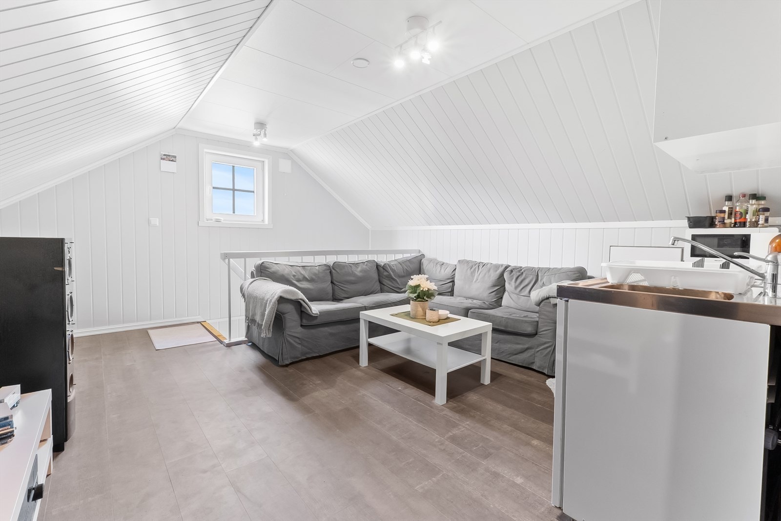 Loftstue med te-kjøkken. Galleribilde