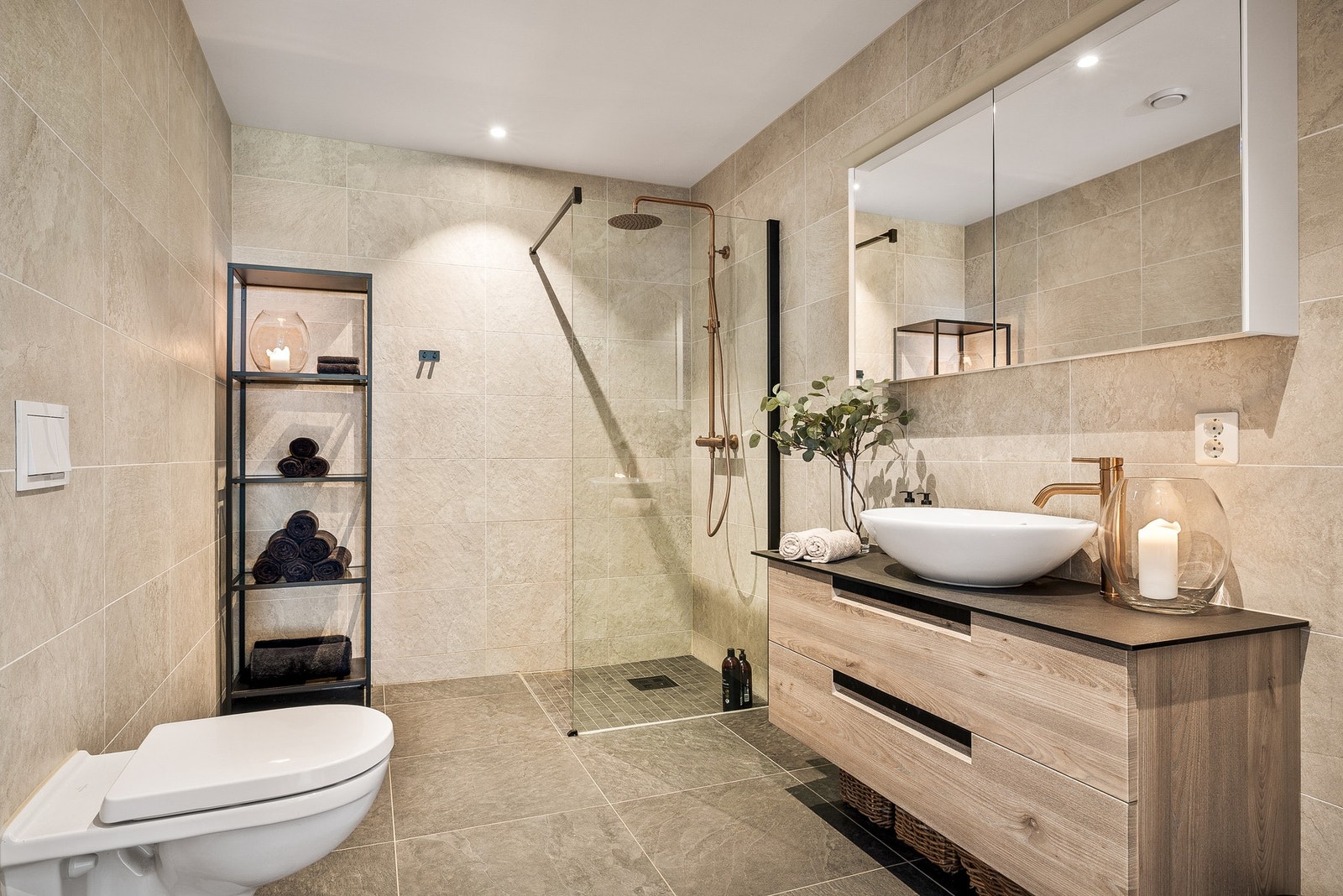 - Badet er delikat utført med keramiske fliser, varmekabler, spotlights og moderne innredning - Galleribilde