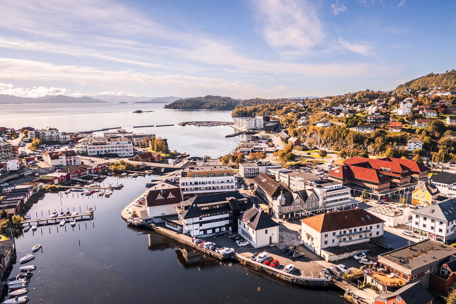 - Os sentrum ligger kun ca. 5 minutter unna med bil, og byr på hyggelige kaféer, restauranter og et bredt handelstilbud - Galleribilde