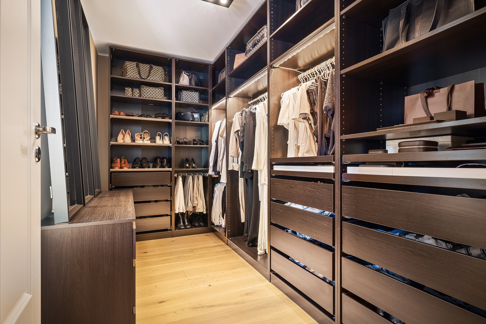 - Det tredje soverommet er i dag innredet som walk-in garderobe - Galleribilde