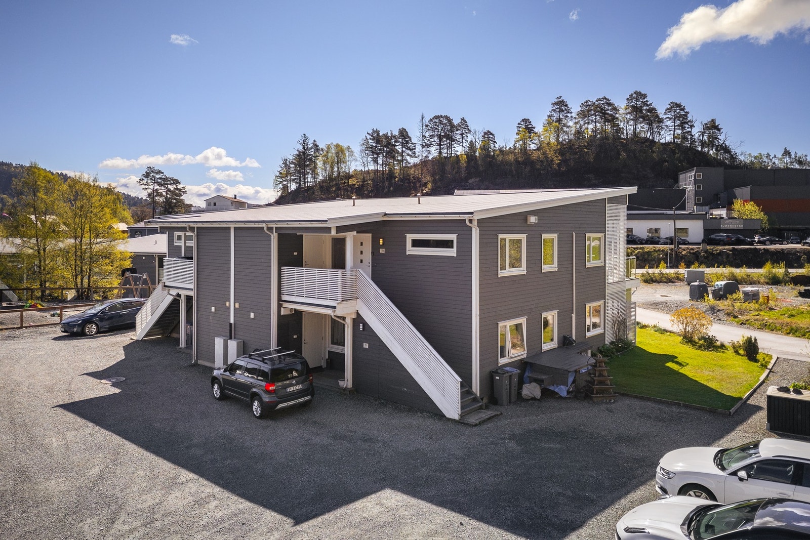 - Selger disponerer to parkeringsplasser - Galleribilde