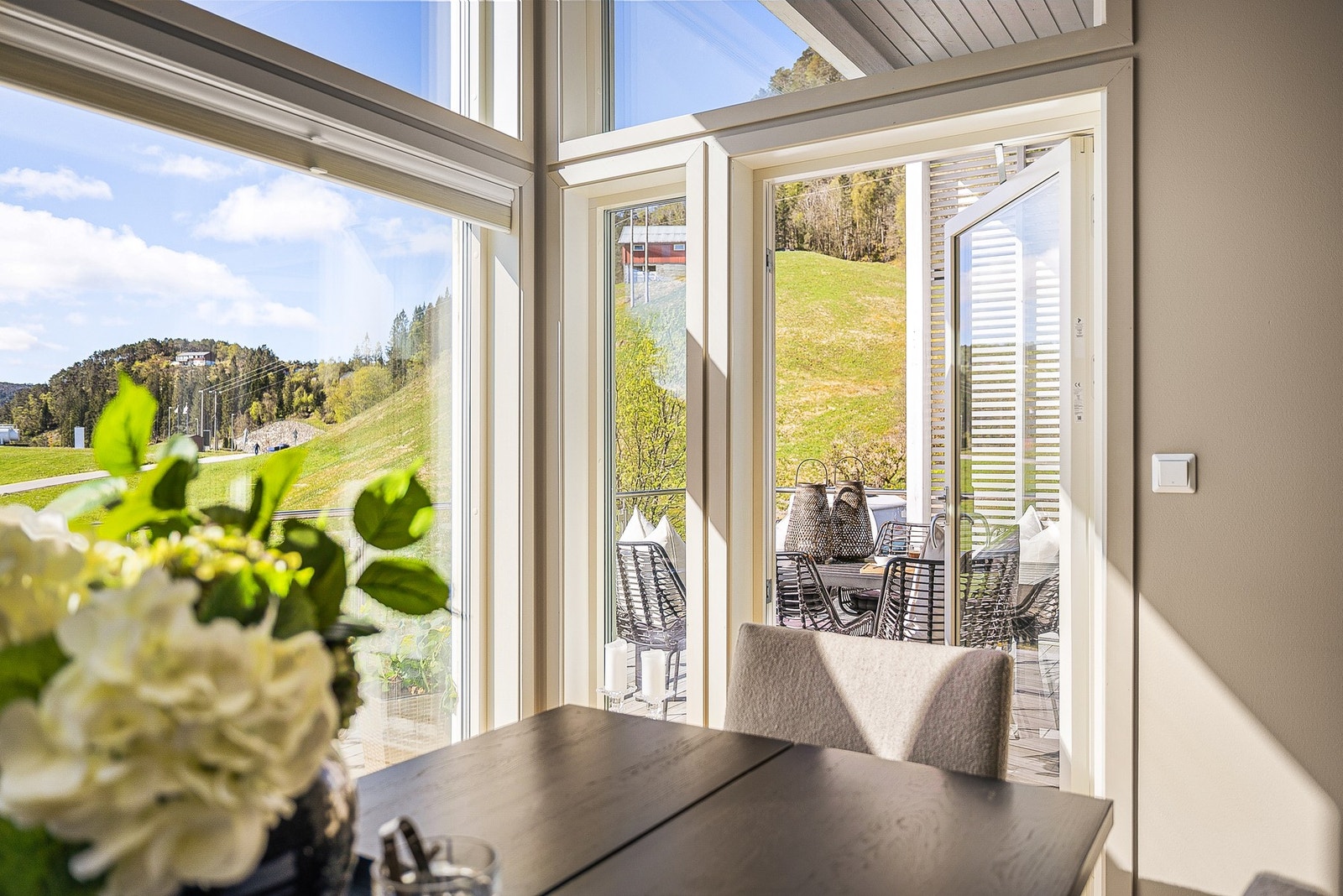 - Fra stuen er det utgang til en deilig sørvestvendt terrasse på hele 22 m² - Galleribilde