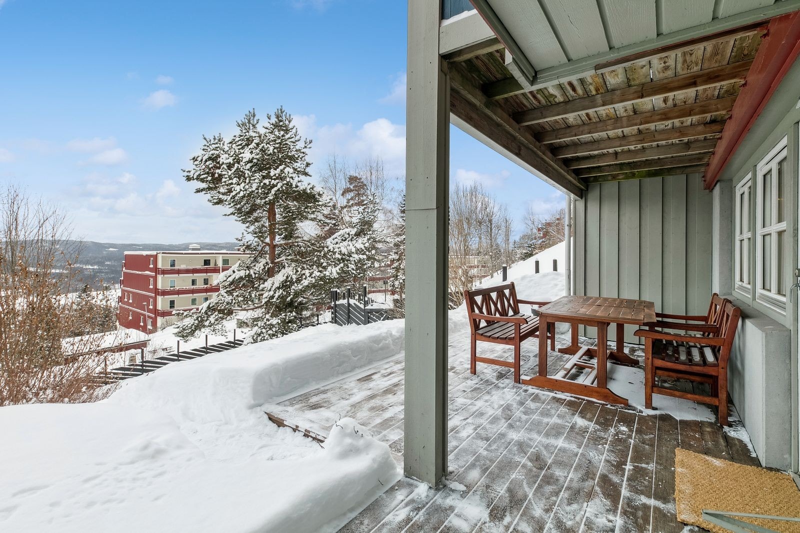 Boligen har en egen uteplass med flott utsyn. Galleribilde