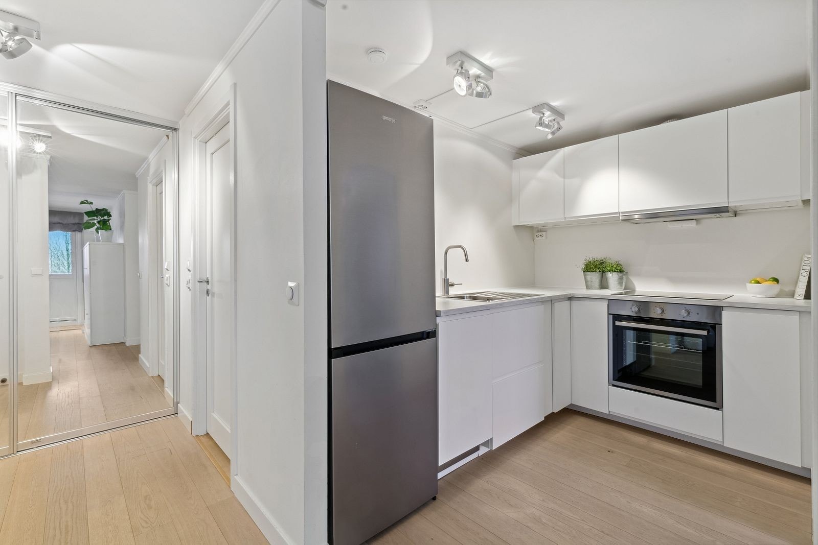 Det er varmefolie under parketten, og det er peis i stuen Galleribilde