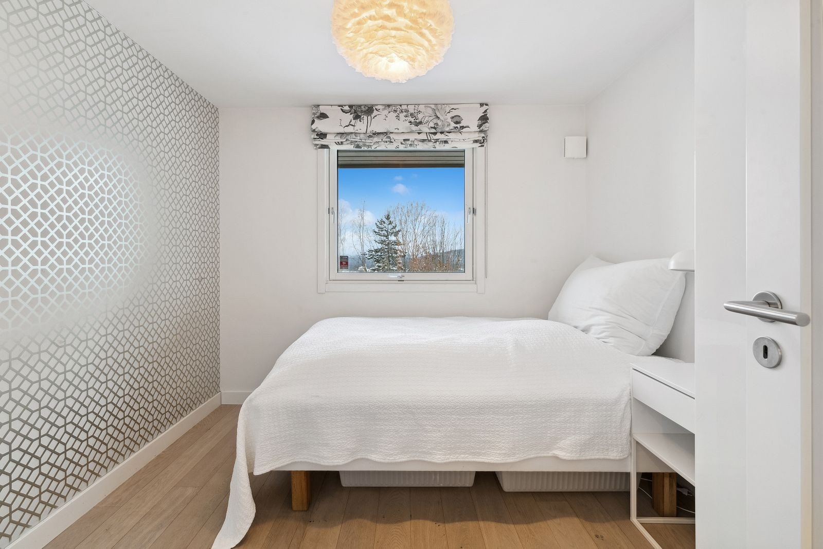 Soverom med plass til dobbeltseng og oppbevaringsløsninger. Galleribilde