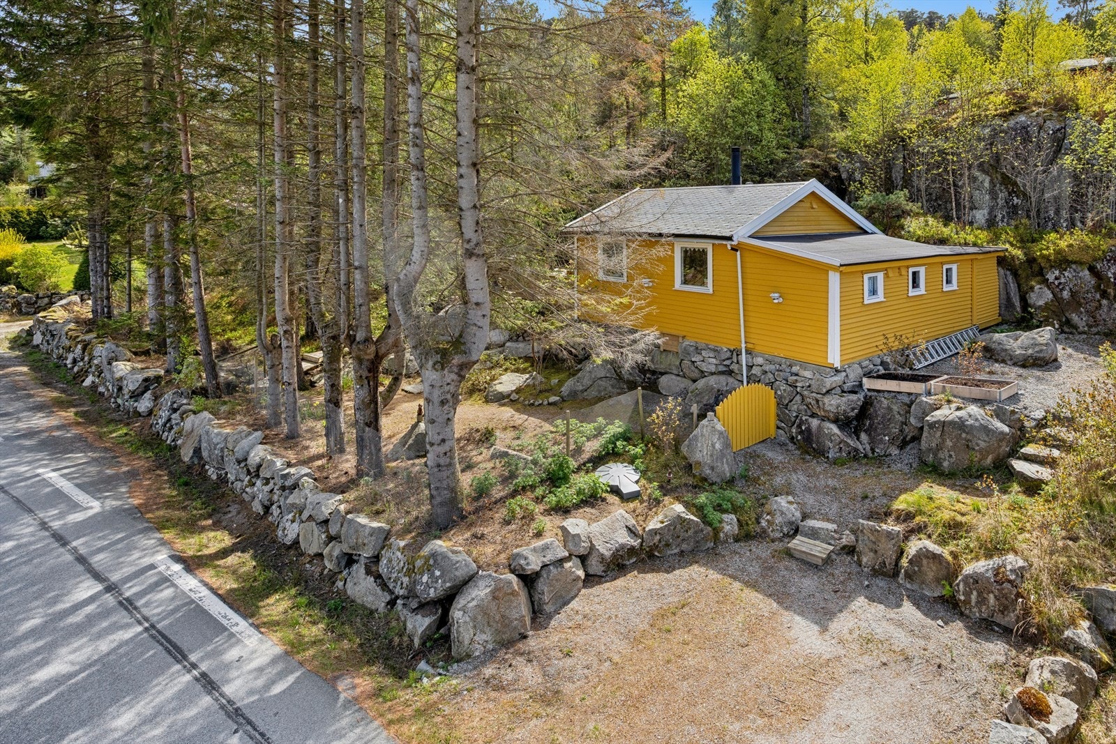 Eiendommen har bilvei helt frem til hytteveggen, med 1-2 parkeringsplasser. Galleribilde