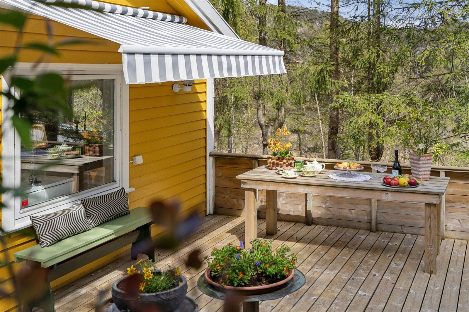 God plass til langbord for måltider utendørs. Galleribilde