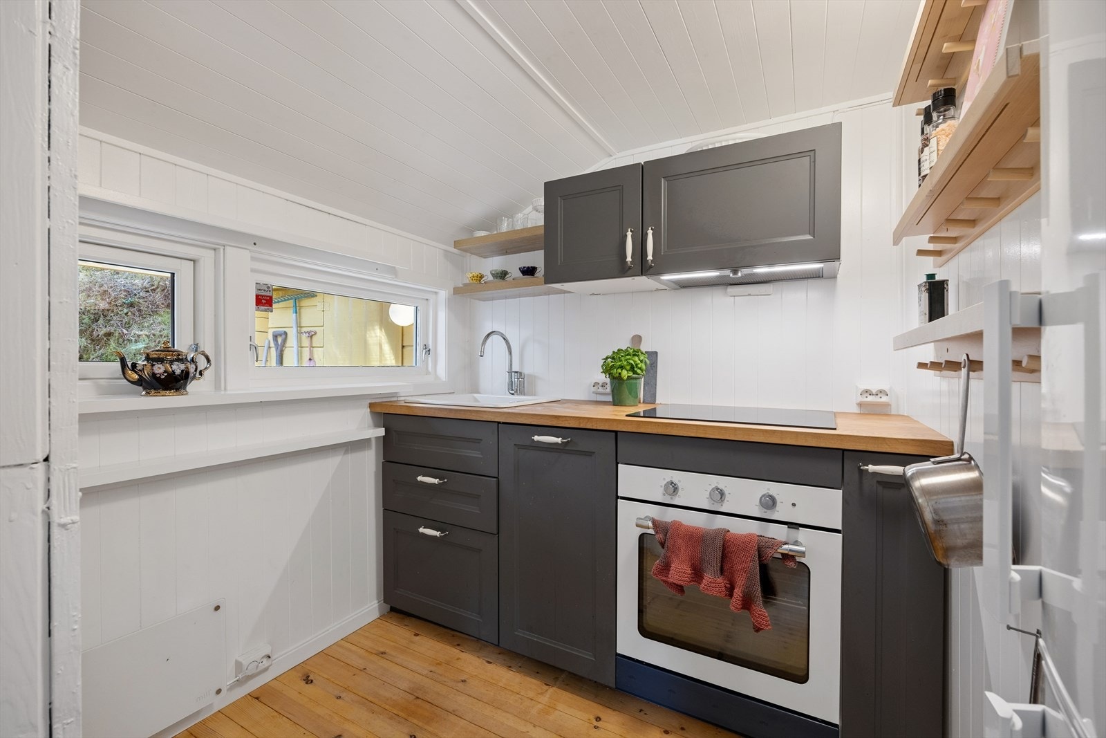 Kjøkkeninnredning fra IKEA, ny i 2020, med profilerte fronter og benkeplate i tre. Galleribilde