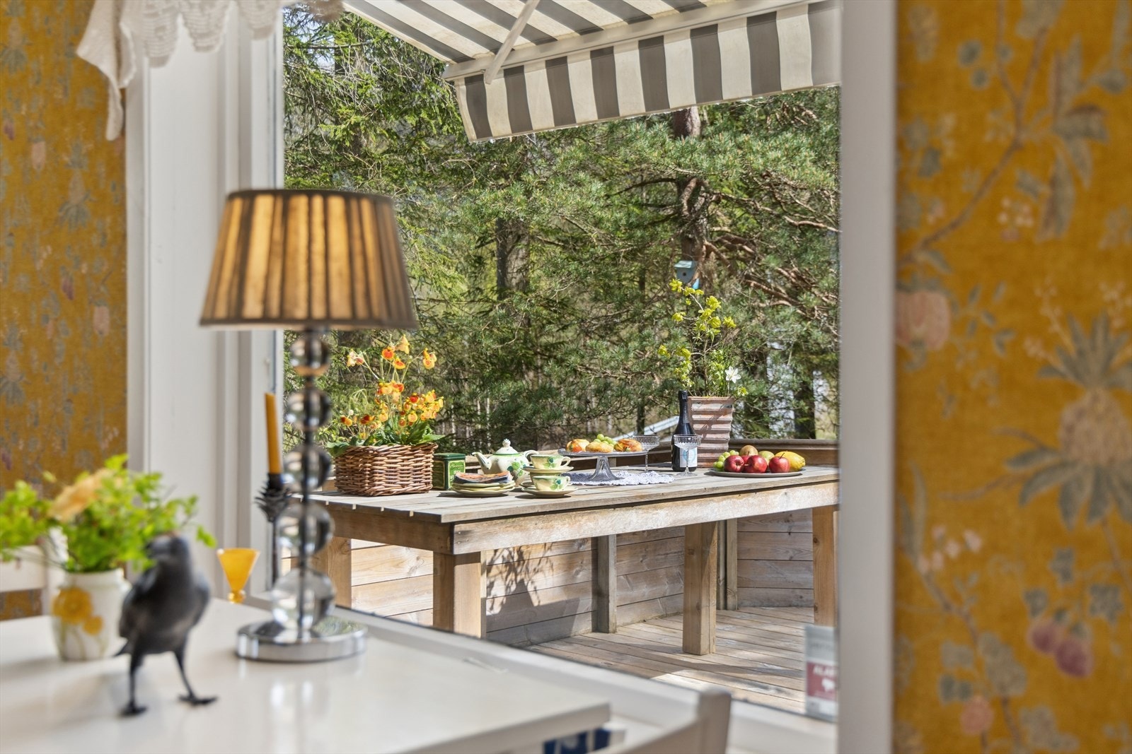 Store vindusflater visker ut skillet mellom inne og ute. Galleribilde